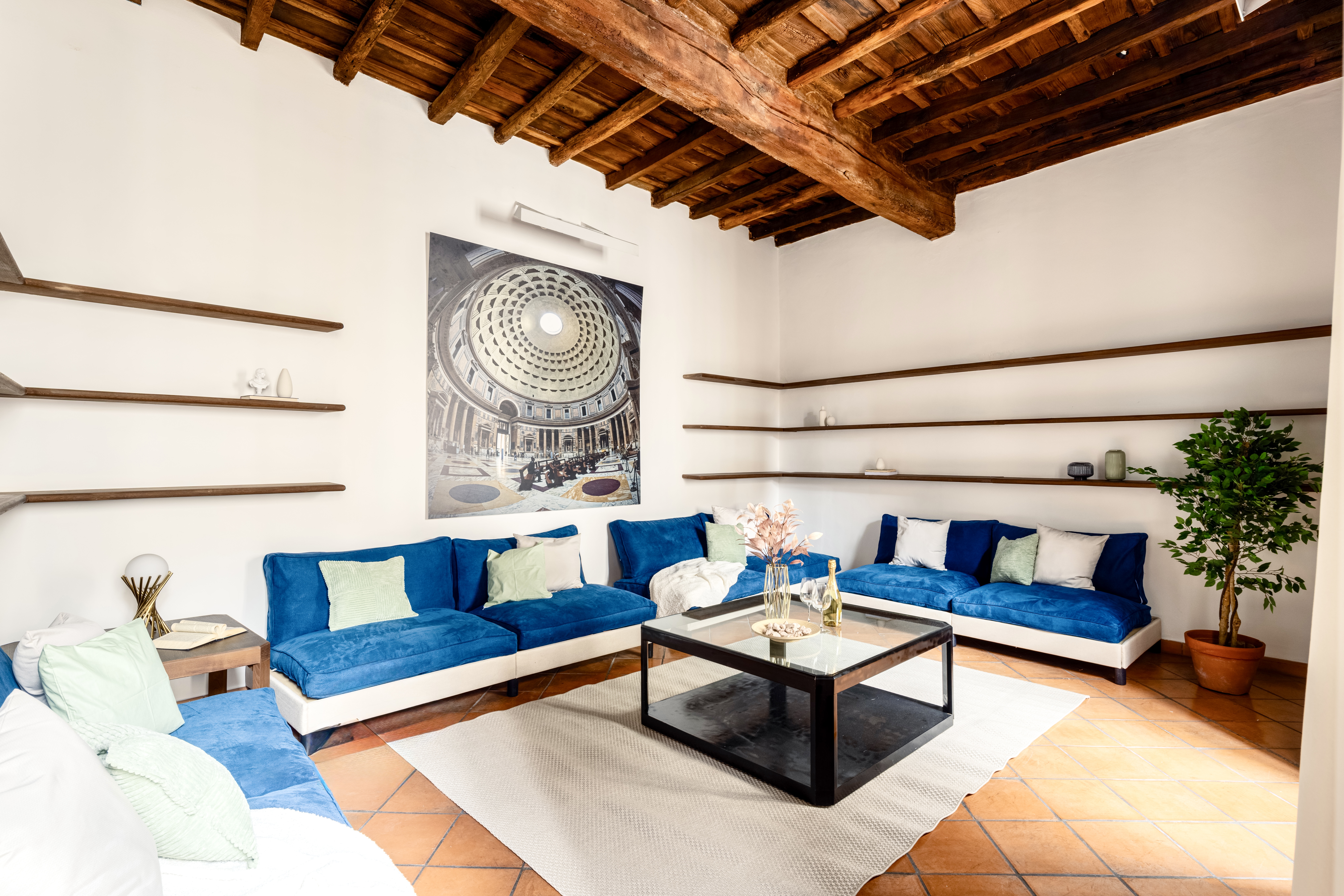 Grand Pantheon Roman apartment